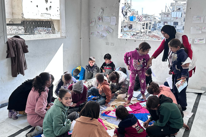 ילדים פלסטינים בג'באליה מתכנסים לפעילויות פנאי ולמידה. צילום: משרד האו"ם לתיאום עניינים הומניטריים.